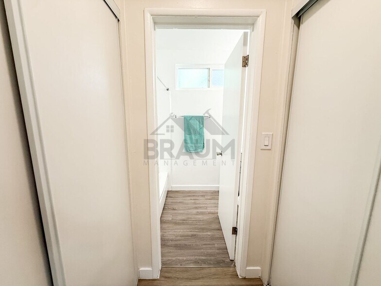 Building Photo - 15546 Vanowen St