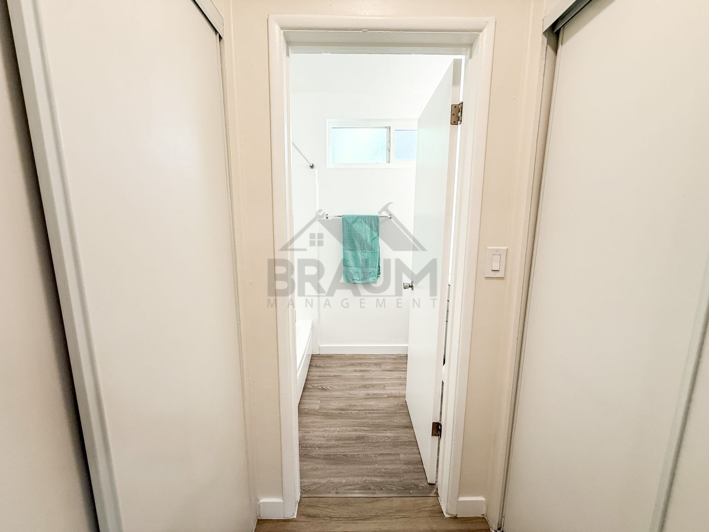 Building Photo - 15546 Vanowen St