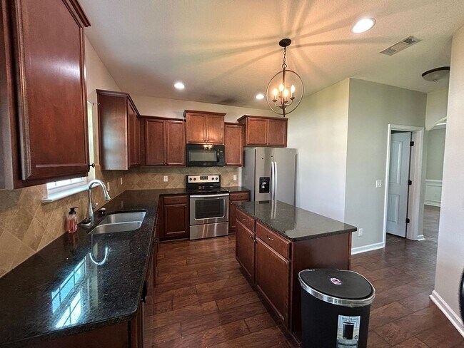 Building Photo - 651 Red Oak Ln