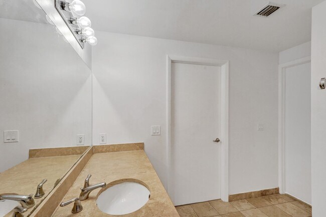 Building Photo - 1 bedroom and 1 bath condo located east side of Biscayne Blvd Miami Florida