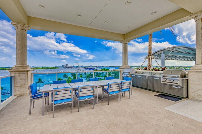 Building Photo - 2650 Lake Shore Dr