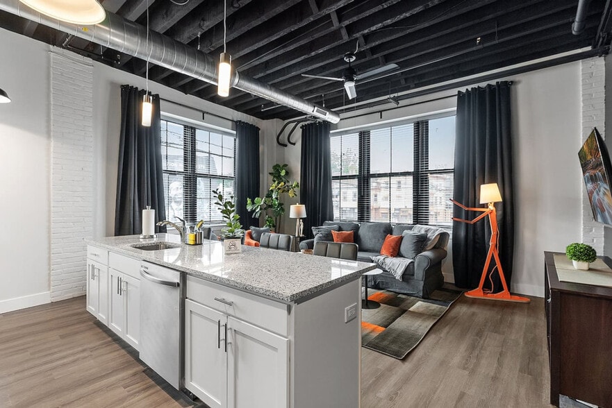 Building Photo - 212 W Roberts Ave