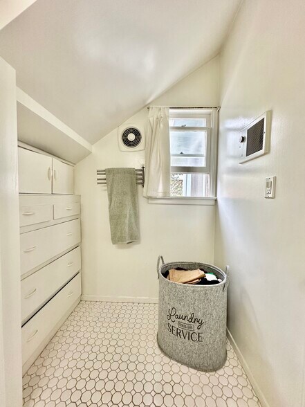 Building Photo - 828 7th St