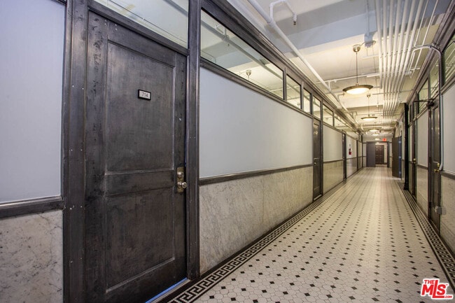 Building Photo - 108 W 2nd St