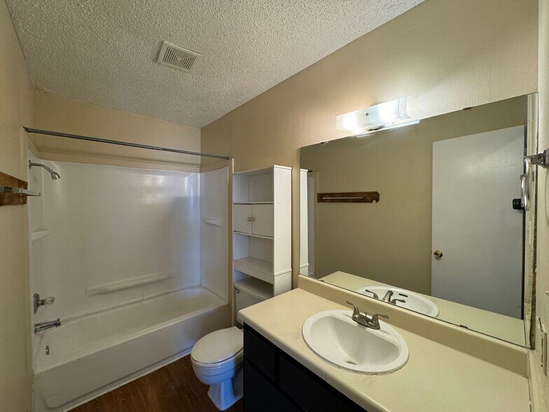 Building Photo - 4808 Rainbow Cir