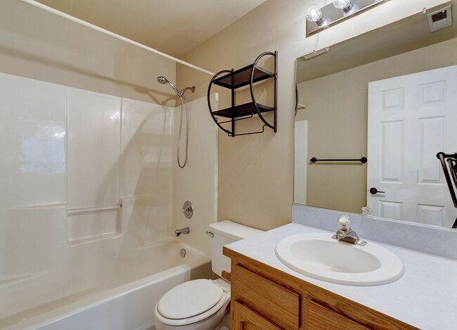 Building Photo - 3 Bedroom and 2.5 Bath End Unit Townhouse