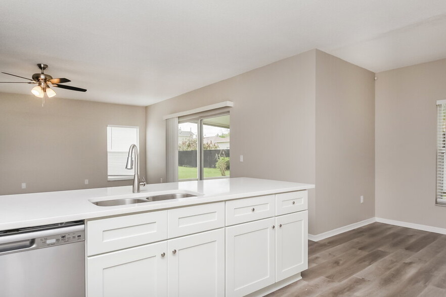 Building Photo - 553 Brentford Ct