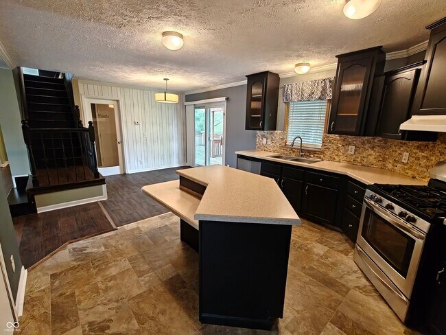 Building Photo - 802 Fern Dr