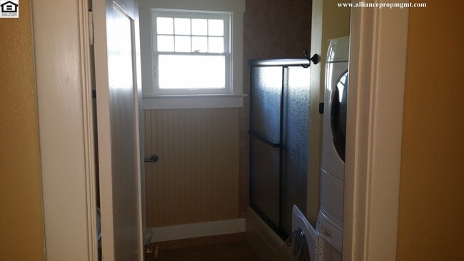 Building Photo - South 16th Beautiful Craftsman Style Apartment Close to MSU