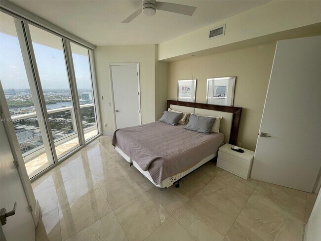 Building Photo - 15901 Collins Ave