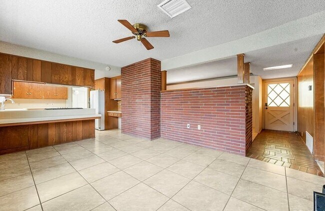 Building Photo - 1300 Oak Ave