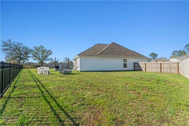 Building Photo - Golf Course and Pond Views