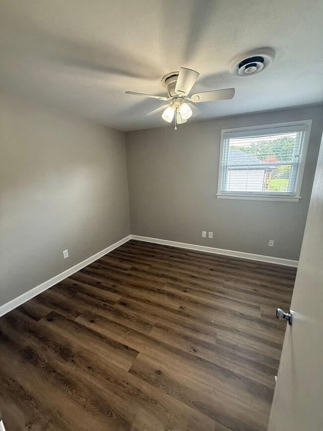 Building Photo - 3 Bed/1.5 Bath Brick Home on 0.3 acres