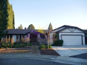 Building Photo - Spacious 4 Bed 4 Bath 2,954sqft Single Family Home in Carmichael