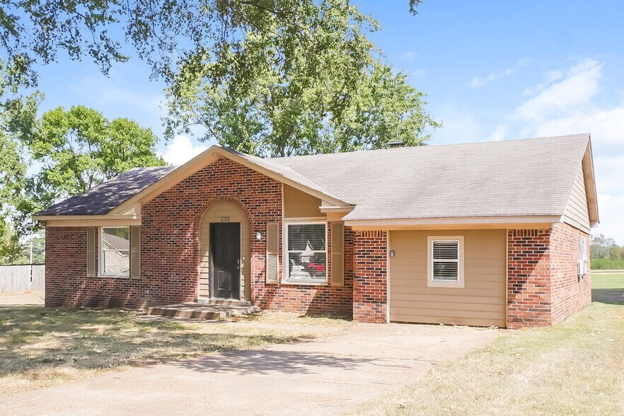 Building Photo - 732 Charter Oak Dr