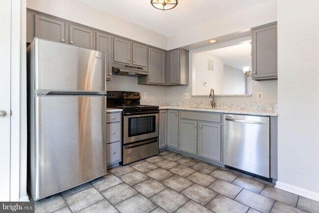 Building Photo - 104 Frazer Dr