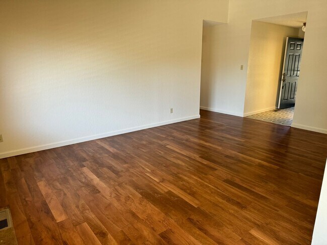 Building Photo - 3 Bedroom 2 bath with beautiful landscapin...