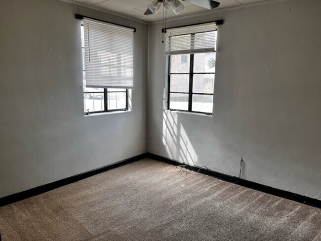 Building Photo - 106 E Mary St