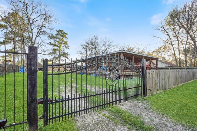 Building Photo - 310 Camp Lillie Rd