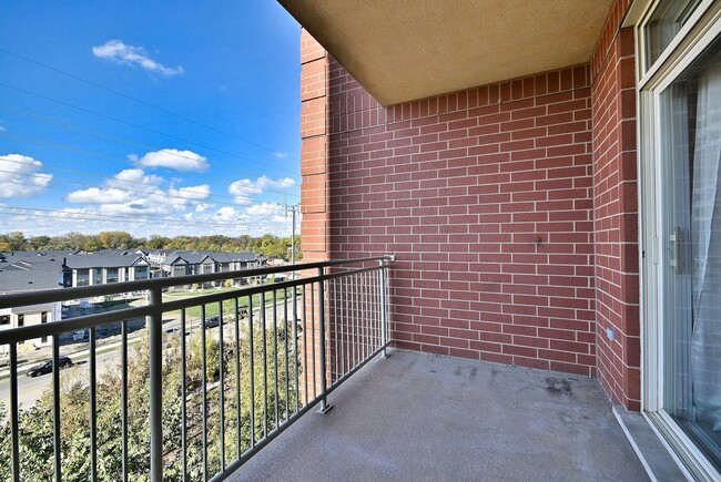 Building Photo - Bright & Spacious Condo in Great Location!