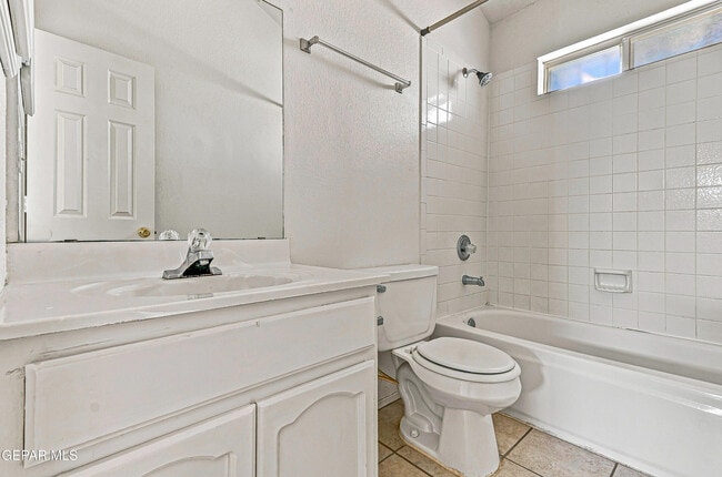Building Photo - 4645 Loma De Plata Dr