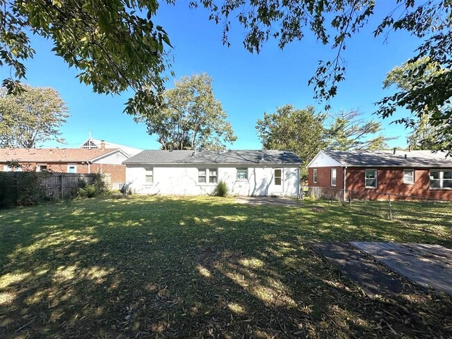 Building Photo - 1021 Roselawn Way