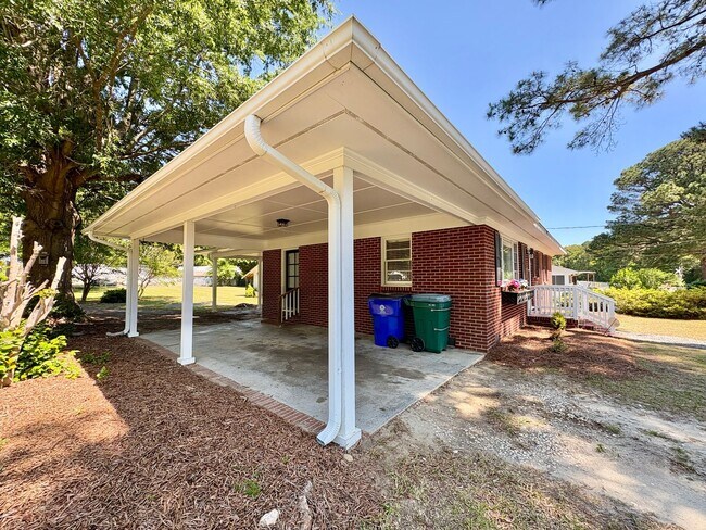 Building Photo - Adorable 2 Bedroom Home in the Heart of Nashville!