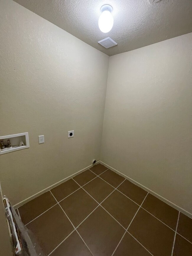 Building Photo - 3 Bedroom Townhome in Desert Sky!