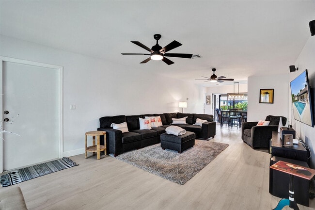 Building Photo - 4840 Greentree Ln