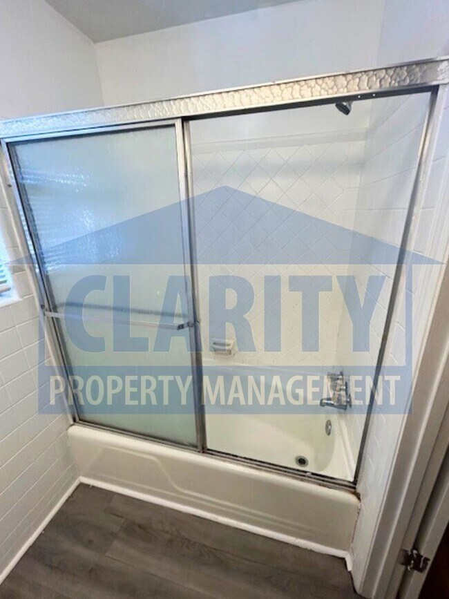 Building Photo - Large, four bedroom home in Chattanooga!