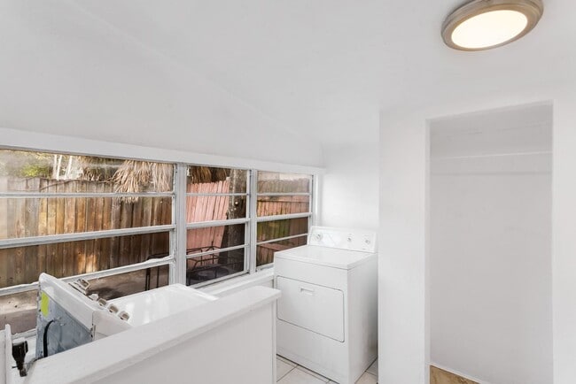 Building Photo - Cute 3bdrm/1bath House ** Section 8 OK ** $1995.00** Move in by December 31st and get 1 month Fre...