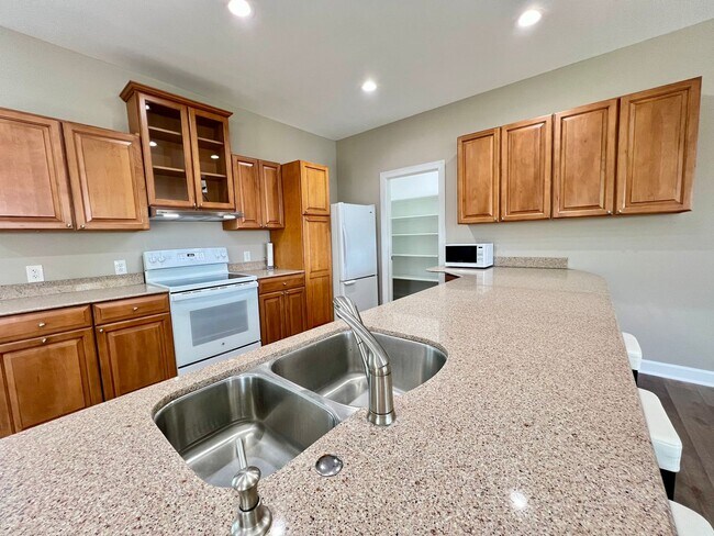 Building Photo - Adorable Waterfront/Fully Furnished/All In...
