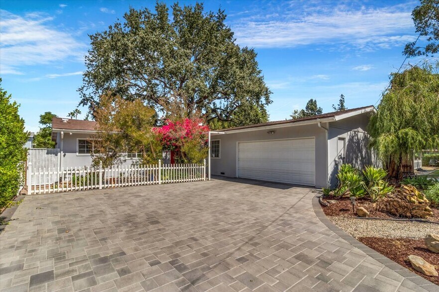 Building Photo - 23223 Canzonet St