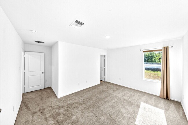 Building Photo - Charming 3-Bedroom Haven with 2 Full Baths