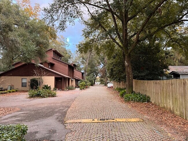 Building Photo - Beautifully updated 2 bedroom 2 1/2 baths ...