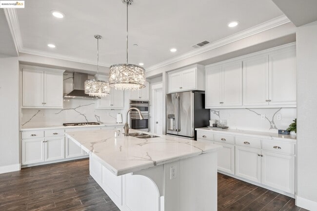 Building Photo - 6733 Skyview Dr