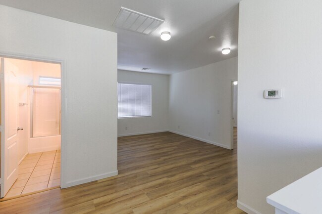 Building Photo - 3 Bedroom And Loft Southwest Gated Communi...