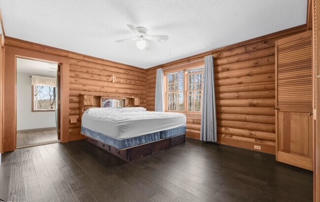 Building Photo - Lake View Rental in Gray