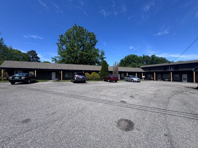 Building Photo - 904 Coldwater Rd