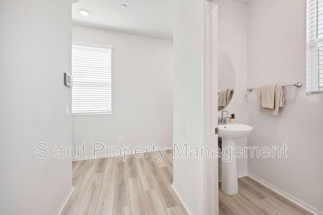 Building Photo - 40383 Birchfield Dr