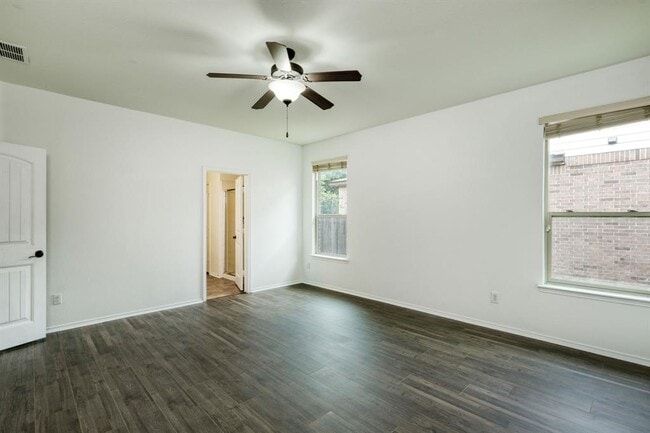 Building Photo - 1121 Hyde Park Dr
