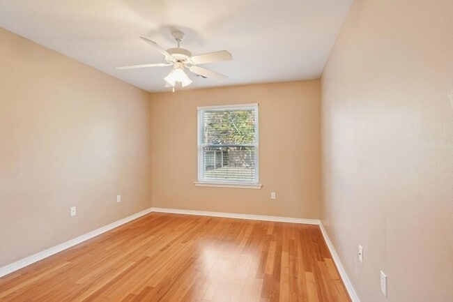 Building Photo - 712 Homewood Dr