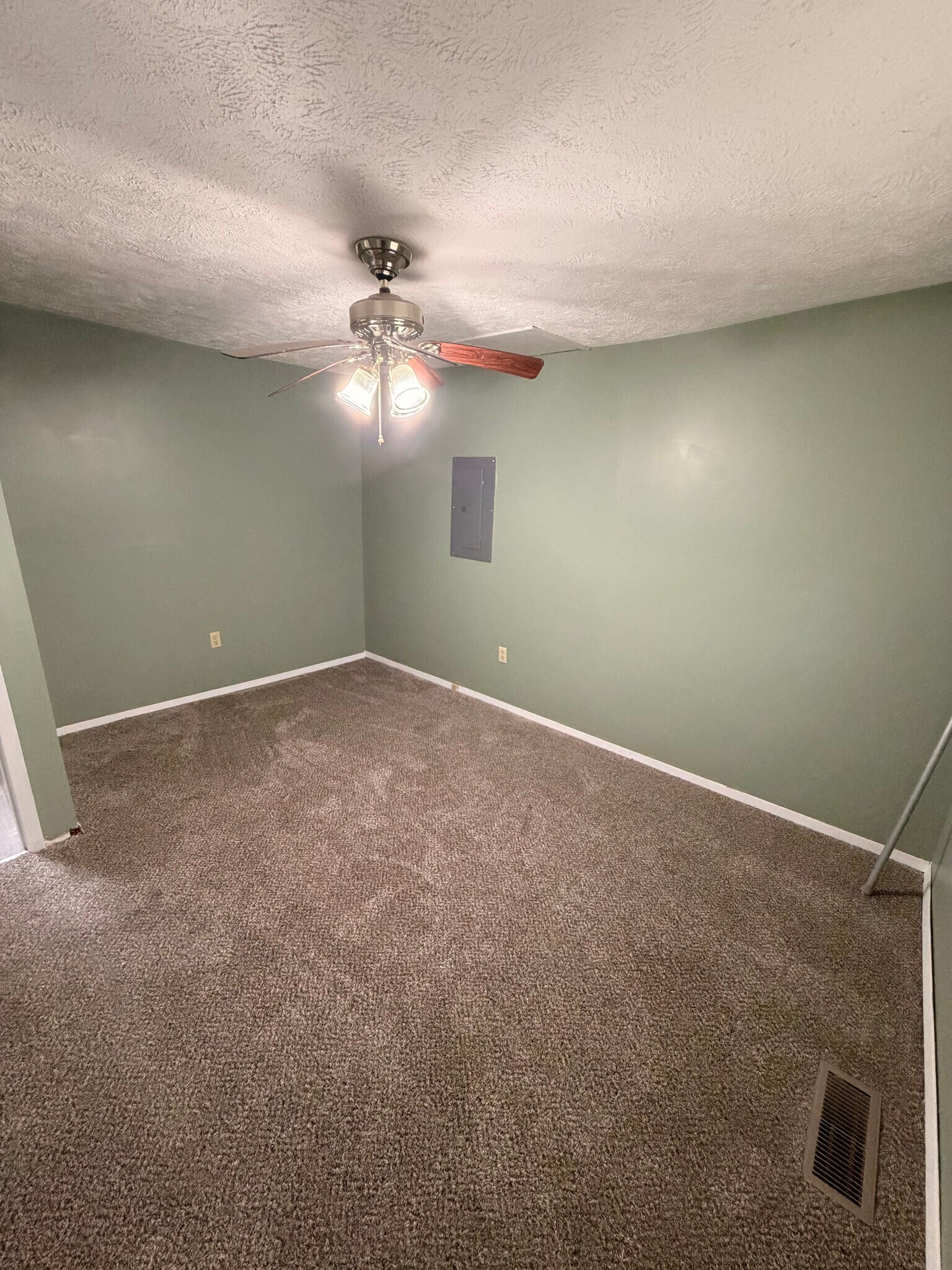 Building Photo - 608 SE Vine St