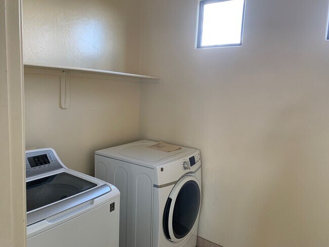 Building Photo - 3BR/2.5BA/2CG, 2072 sq.ft. rental in Sierr...