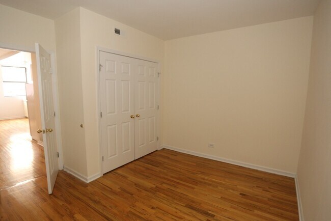 Building Photo - 922 W Dakin St