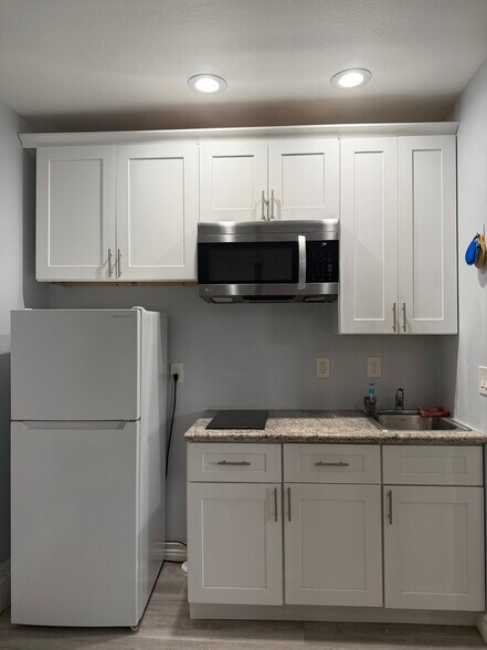Building Photo - 7914 Malvern Ave