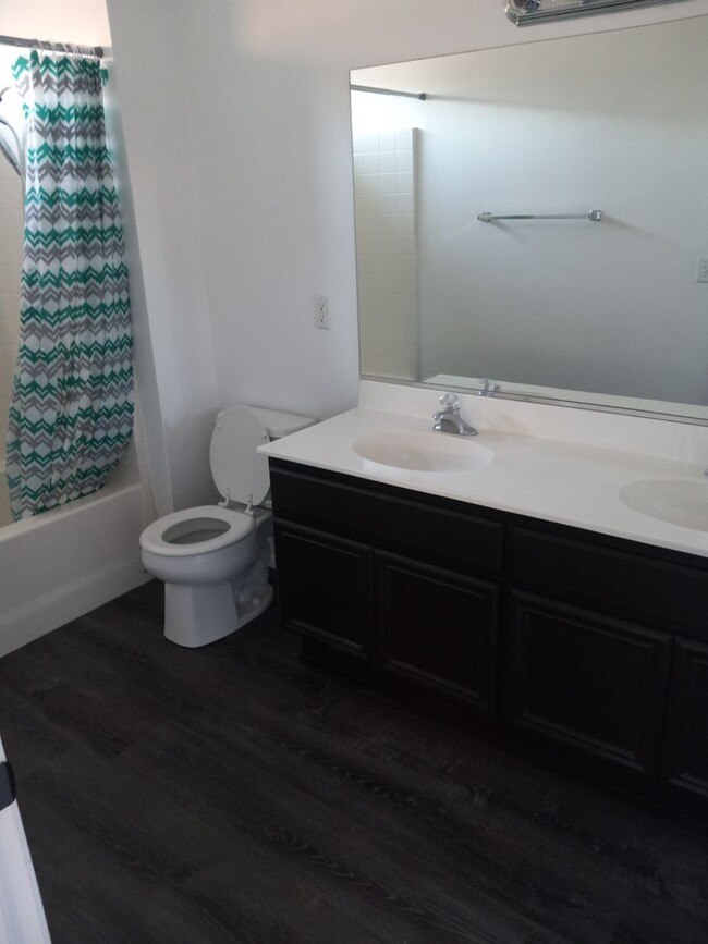 Building Photo - Newly Remodeled 4 bedroom 2 bathroom Avail...