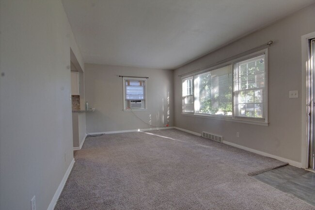 Building Photo - 2 Bed Bettendorf Home