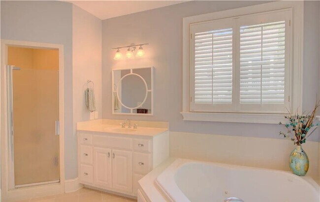 Building Photo - 4 bedroom/ 3.5 bathroom- Stonehouse