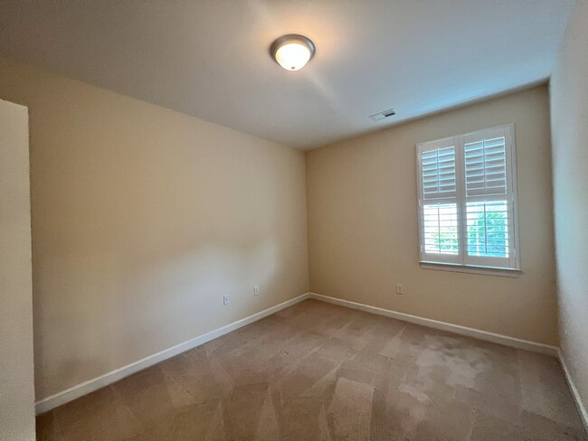 Building Photo - MARKET COMMON - 3 BEDROOM, 2.5 BATH HOME A...